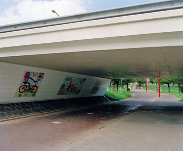 840069 Afbeelding van drie tegelmozaïeken met kindertekeningen onder het viaduct in de Stelviobaan bij de Oeral in de ...